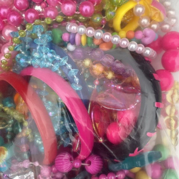 Bag of kids style dress up fashion jewelry beads - Picture 5 of 5